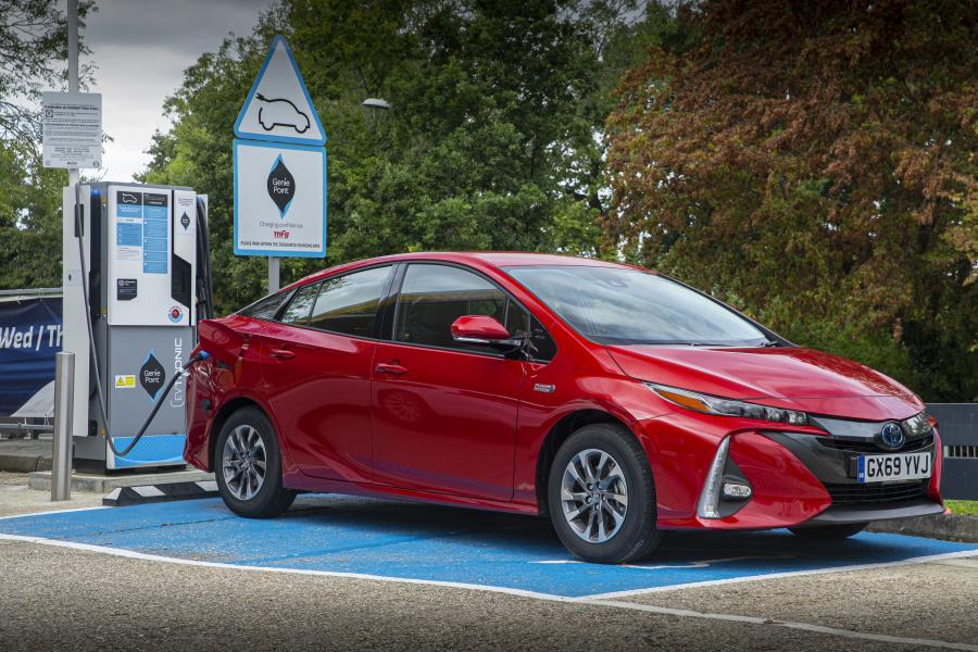  Toyota Prius Plug-in Hybrid Business Edition+ 2019 года  (UK) (фото 6 из 30)